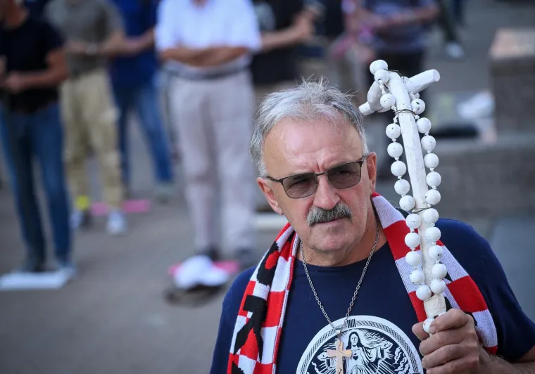 Prva subota u mjesecu: Pogledajte molitelje, prosvjednike i policiju na Trgu bana Jelačića