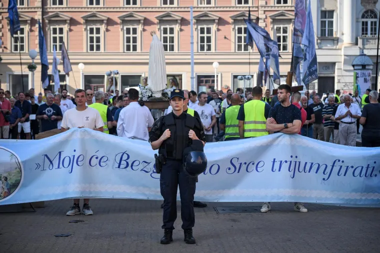 Prva subota u mjesecu: Pogledajte molitelje, prosvjednike i policiju na Trgu bana Jelačića