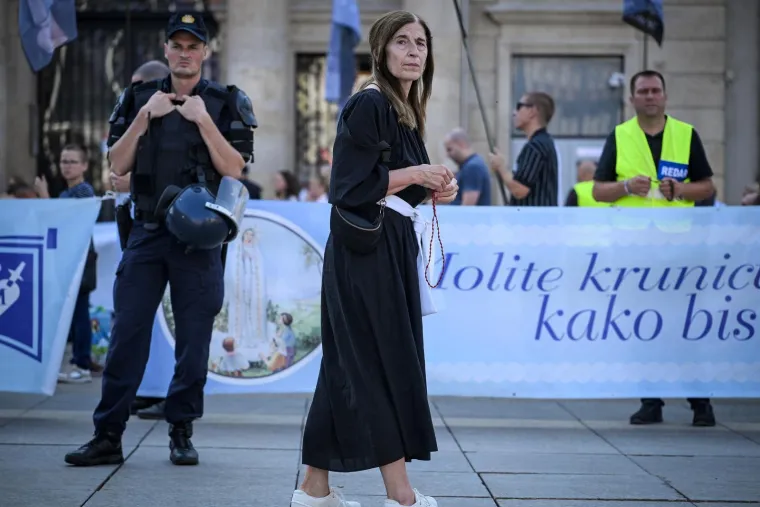 Prva subota u mjesecu: Pogledajte molitelje, prosvjednike i policiju na Trgu bana Jelačića