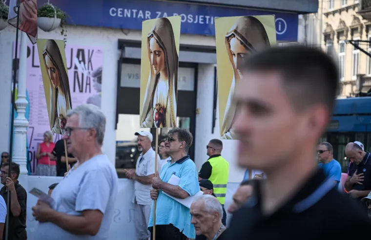 Prva subota u mjesecu: Pogledajte molitelje, prosvjednike i policiju na Trgu bana Jelačića