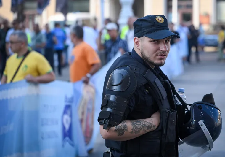 Prva subota u mjesecu: Pogledajte molitelje, prosvjednike i policiju na Trgu bana Jelačića