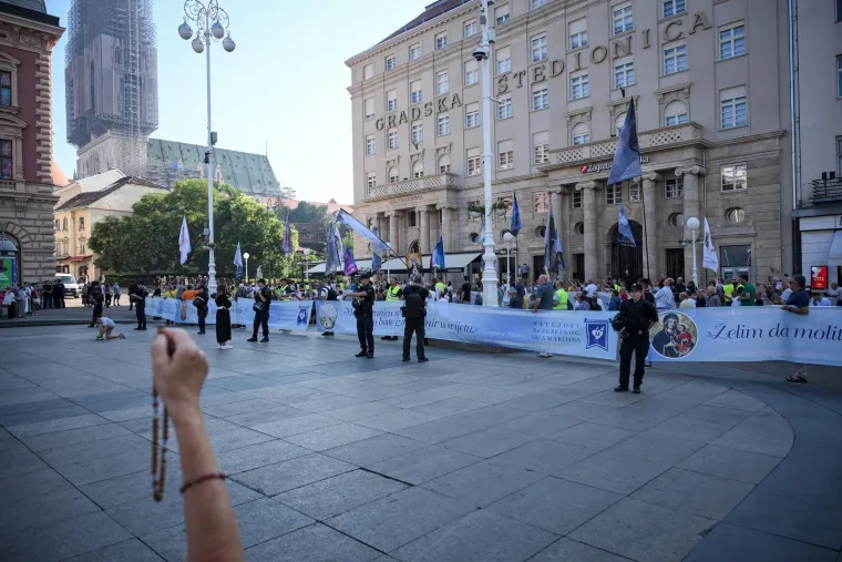 Prva subota u mjesecu: Pogledajte molitelje, prosvjednike i policiju na Trgu bana Jelačića