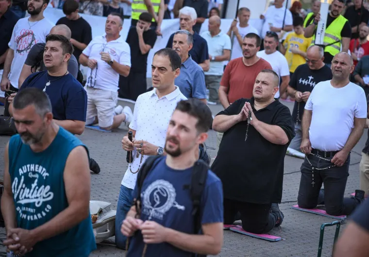 Prva subota u mjesecu: Pogledajte molitelje, prosvjednike i policiju na Trgu bana Jelačića