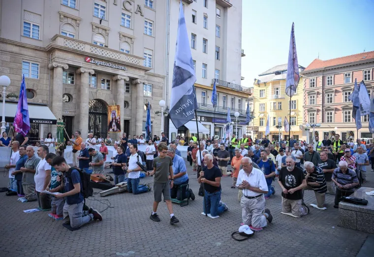 Prva subota u mjesecu: Pogledajte molitelje, prosvjednike i policiju na Trgu bana Jelačića