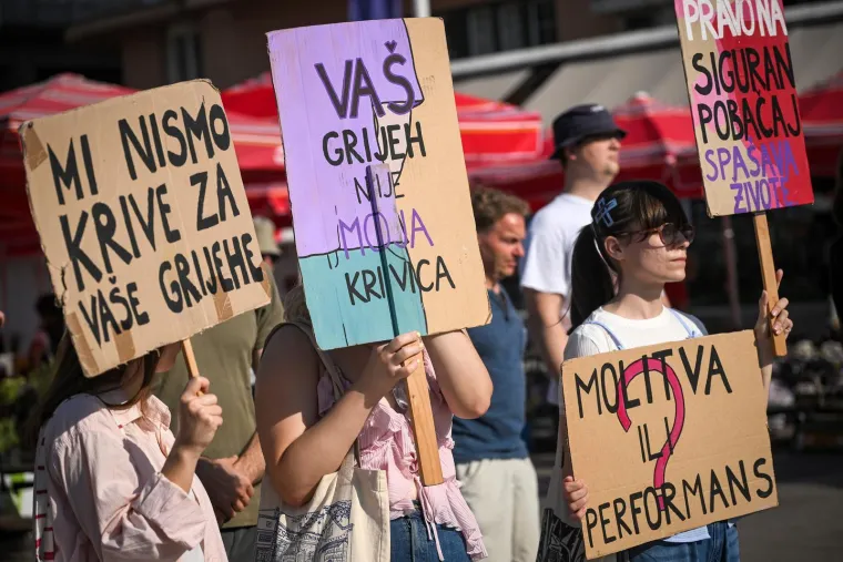 Prva subota u mjesecu: Pogledajte molitelje, prosvjednike i policiju na Trgu bana Jelačića