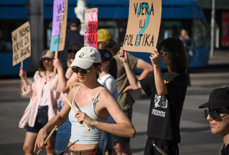 Prva subota u mjesecu: Pogledajte molitelje, prosvjednike i policiju na Trgu bana Jelačića