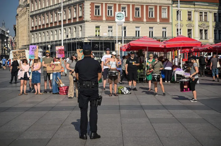 Prva subota u mjesecu: Pogledajte molitelje, prosvjednike i policiju na Trgu bana Jelačića