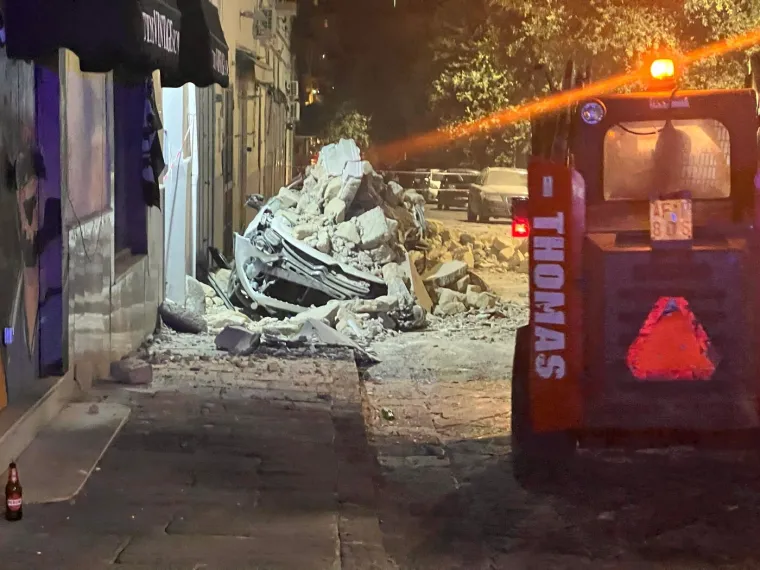 Smrskani auti pod odronima, osmero ozlijeđenih! Kaos u Italiji nakon snažnog potresa