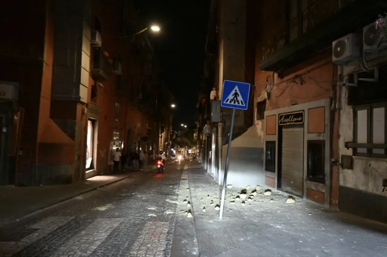 Smrskani auti pod odronima, osmero ozlijeđenih! Kaos u Italiji nakon snažnog potresa
