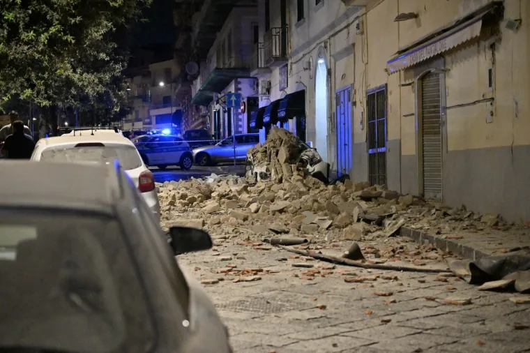 Smrskani auti pod odronima, osmero ozlijeđenih! Kaos u Italiji nakon snažnog potresa