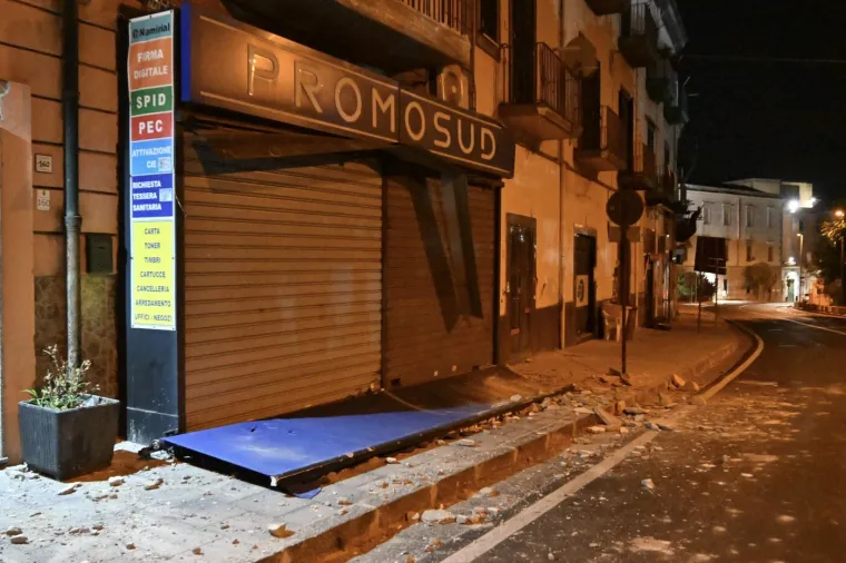 Smrskani auti pod odronima, osmero ozlijeđenih! Kaos u Italiji nakon snažnog potresa