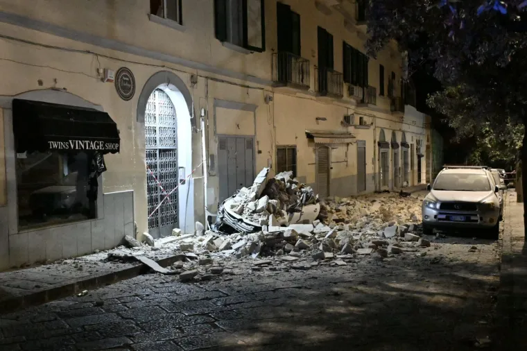 Smrskani auti pod odronima, osmero ozlijeđenih! Kaos u Italiji nakon snažnog potresa