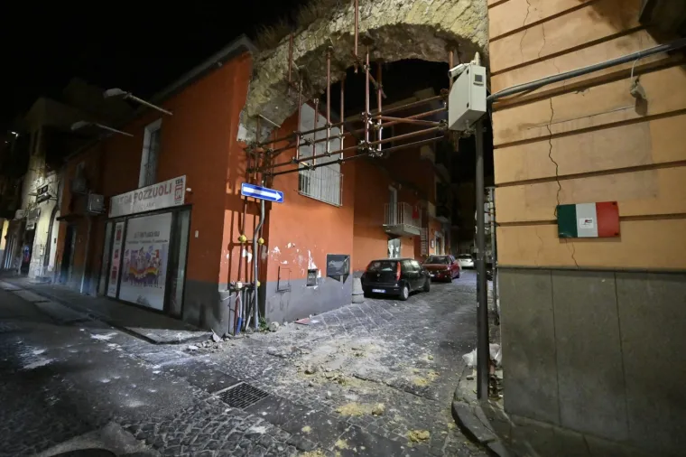 Smrskani auti pod odronima, osmero ozlijeđenih! Kaos u Italiji nakon snažnog potresa