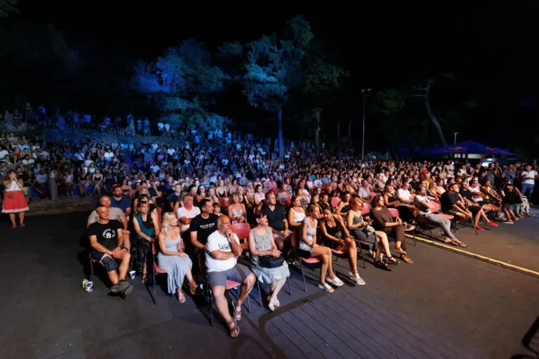 Luky stao na pozornicu nakon 13 godina glazbene pauze: Podr&scaron;ku iz publike dale lijepe Zadranke