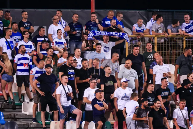 Plavu&scaron;a u ljetnoj haljini stigla na tribinu, a utakmicu vi&scaron;e nitko nije ni gledao