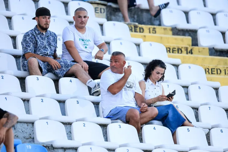 Plavu&scaron;a u ljetnoj haljini stigla na tribinu, a utakmicu vi&scaron;e nitko nije ni gledao