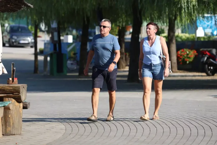 Ležerna, a neodoljiva: Brineta u bijeloj ko&scaron;ulji zasjenila je &scaron;etnicu uz Muru