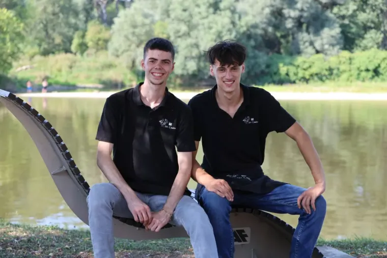 Ležerna, a neodoljiva: Brineta u bijeloj ko&scaron;ulji zasjenila je &scaron;etnicu uz Muru