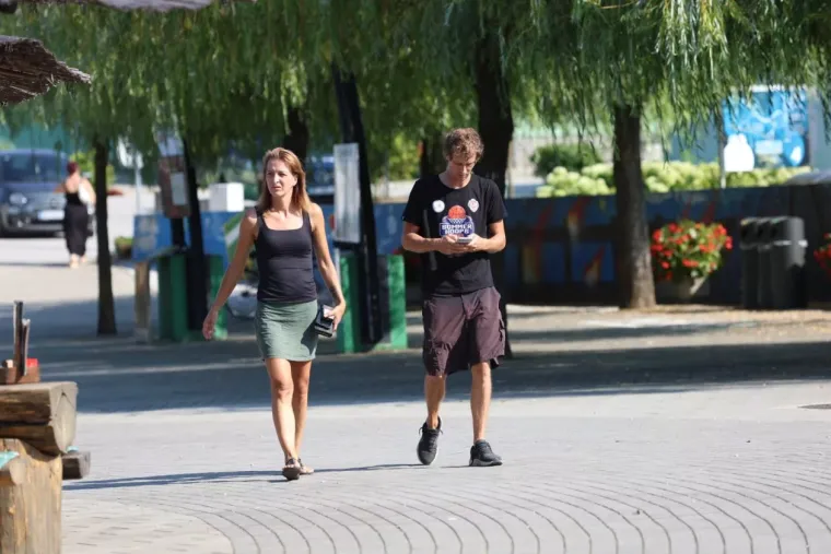 Ležerna, a neodoljiva: Brineta u bijeloj ko&scaron;ulji zasjenila je &scaron;etnicu uz Muru