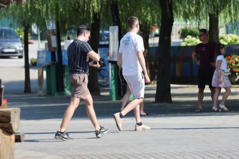 Ležerna, a neodoljiva: Brineta u bijeloj ko&scaron;ulji zasjenila je &scaron;etnicu uz Muru