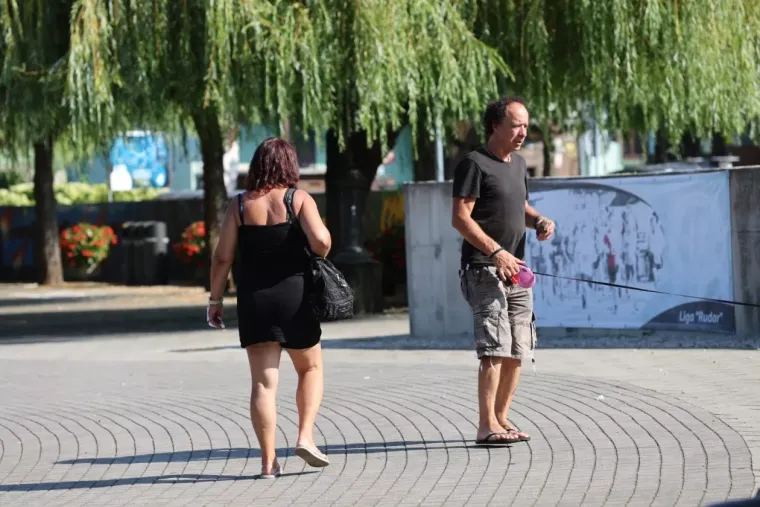 Ležerna, a neodoljiva: Brineta u bijeloj ko&scaron;ulji zasjenila je &scaron;etnicu uz Muru