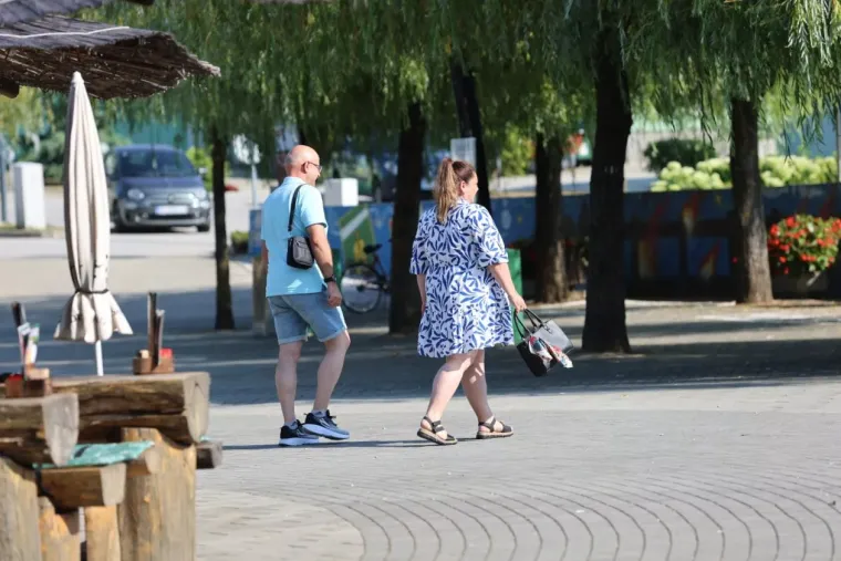 Ležerna, a neodoljiva: Brineta u bijeloj ko&scaron;ulji zasjenila je &scaron;etnicu uz Muru