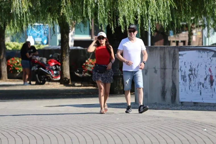Ležerna, a neodoljiva: Brineta u bijeloj ko&scaron;ulji zasjenila je &scaron;etnicu uz Muru