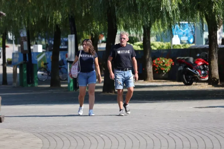 Ležerna, a neodoljiva: Brineta u bijeloj ko&scaron;ulji zasjenila je &scaron;etnicu uz Muru