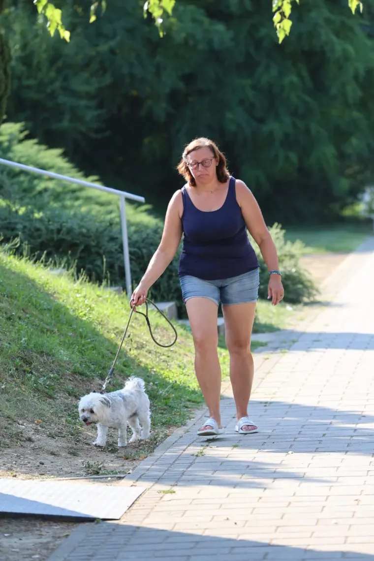 Ležerna, a neodoljiva: Brineta u bijeloj ko&scaron;ulji zasjenila je &scaron;etnicu uz Muru