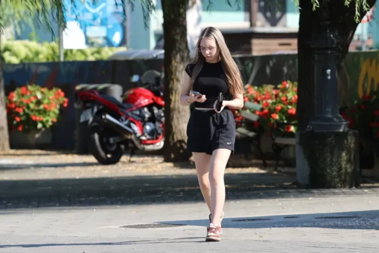 Ležerna, a neodoljiva: Brineta u bijeloj ko&scaron;ulji zasjenila je &scaron;etnicu uz Muru