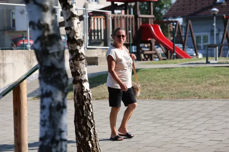 Ležerna, a neodoljiva: Brineta u bijeloj ko&scaron;ulji zasjenila je &scaron;etnicu uz Muru