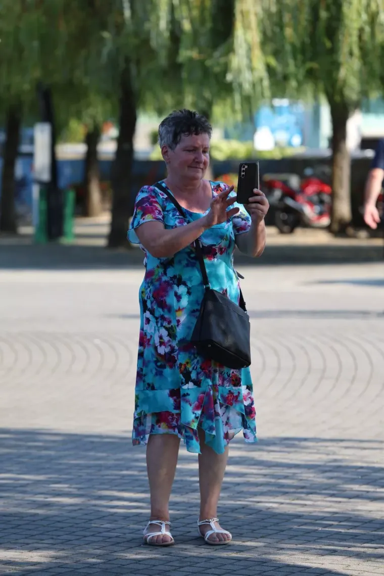 Ležerna, a neodoljiva: Brineta u bijeloj ko&scaron;ulji zasjenila je &scaron;etnicu uz Muru