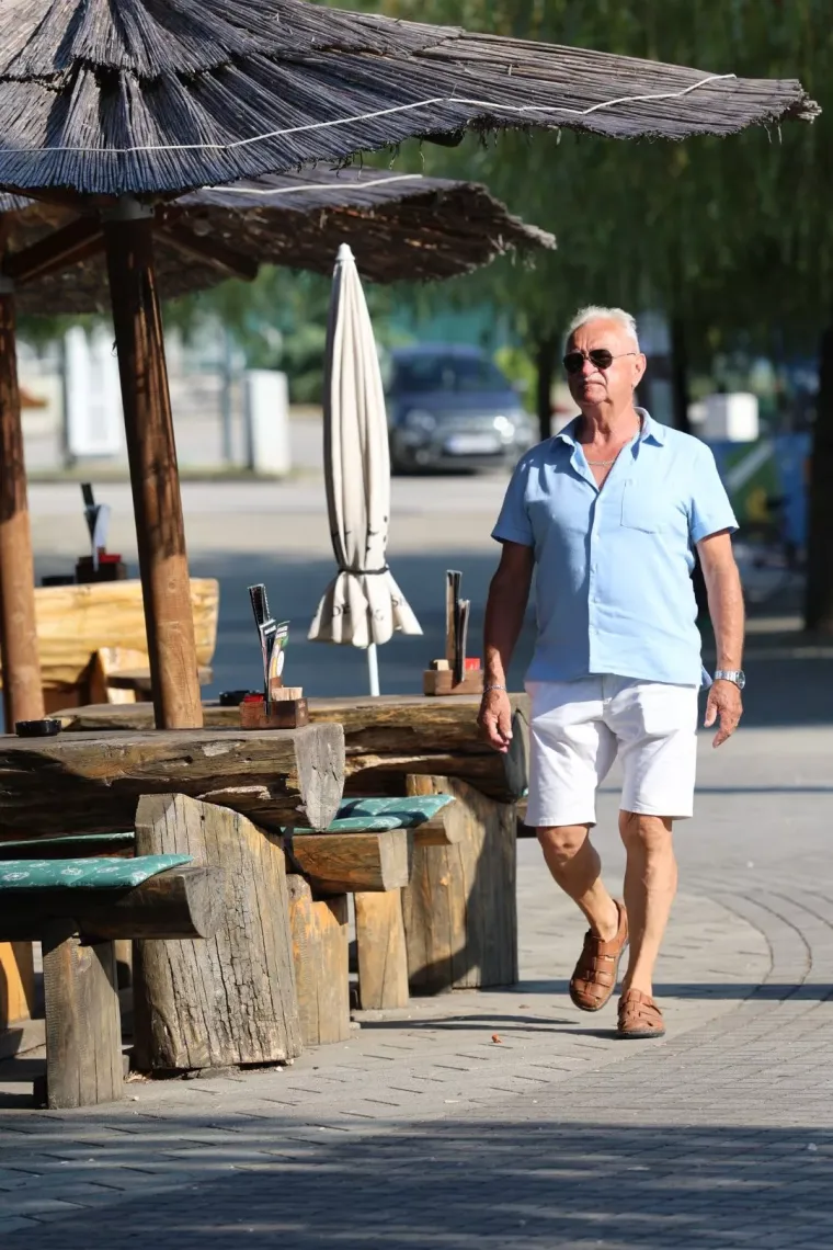 Ležerna, a neodoljiva: Brineta u bijeloj ko&scaron;ulji zasjenila je &scaron;etnicu uz Muru