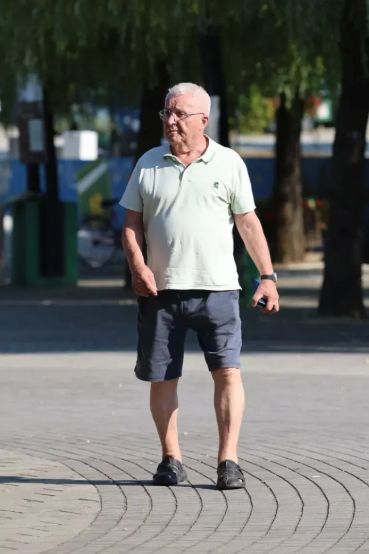 Ležerna, a neodoljiva: Brineta u bijeloj ko&scaron;ulji zasjenila je &scaron;etnicu uz Muru