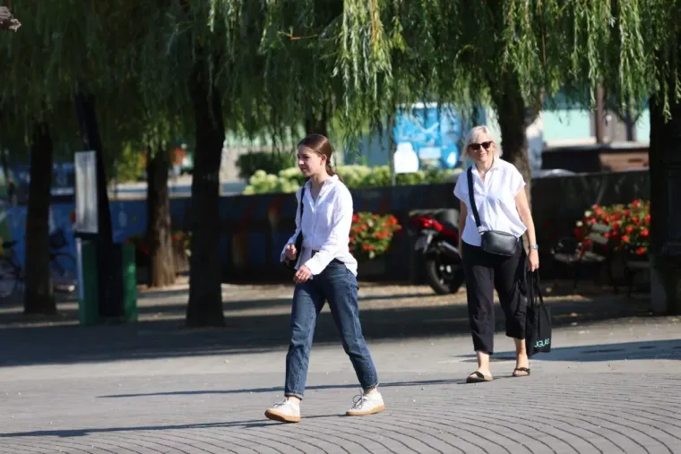 Ležerna, a neodoljiva: Brineta u bijeloj ko&scaron;ulji zasjenila je &scaron;etnicu uz Muru