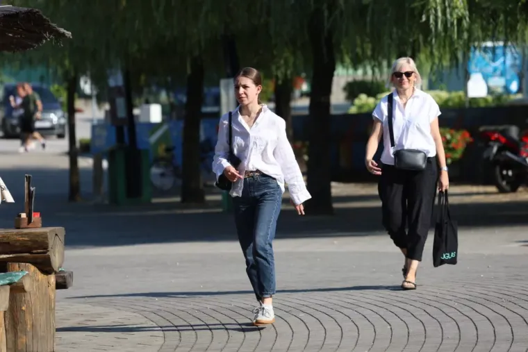 Ležerna, a neodoljiva: Brineta u bijeloj ko&scaron;ulji zasjenila je &scaron;etnicu uz Muru