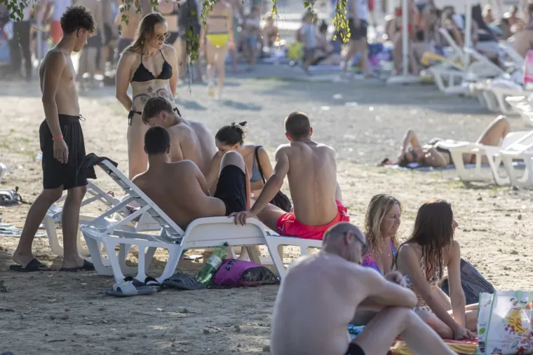 Jo&scaron; jedan vrući dan na Kopiki: Zgodne legice u bikinijima mamile poglede na svakom koraku