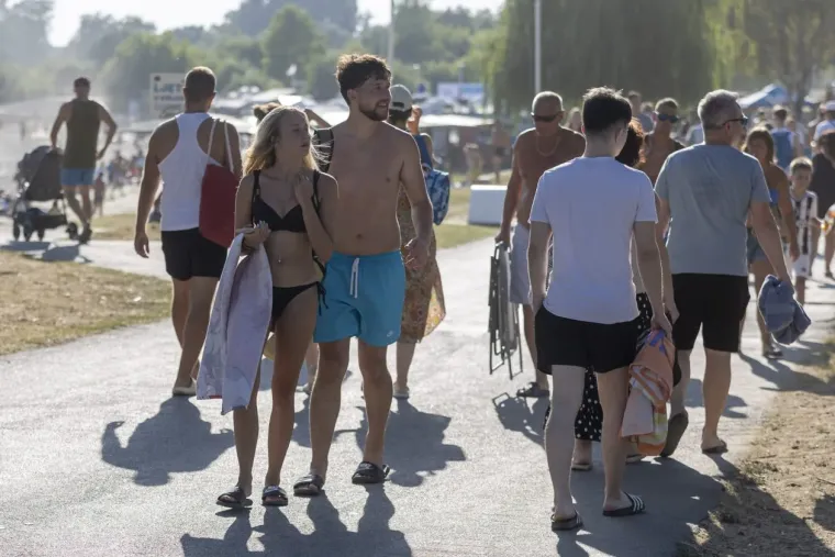 Jo&scaron; jedan vrući dan na Kopiki: Zgodne legice u bikinijima mamile poglede na svakom koraku