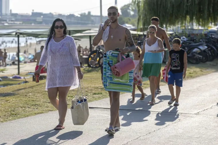 Jo&scaron; jedan vrući dan na Kopiki: Zgodne legice u bikinijima mamile poglede na svakom koraku