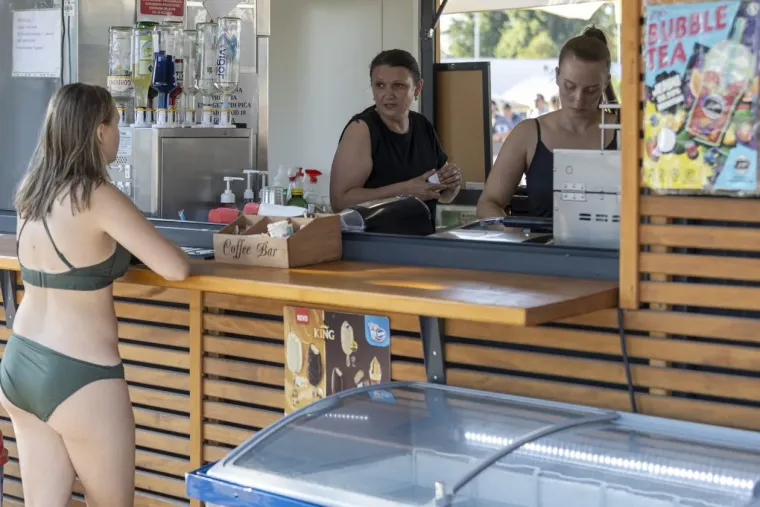 Jo&scaron; jedan vrući dan na Kopiki: Zgodne legice u bikinijima mamile poglede na svakom koraku