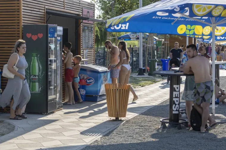 Jo&scaron; jedan vrući dan na Kopiki: Zgodne legice u bikinijima mamile poglede na svakom koraku