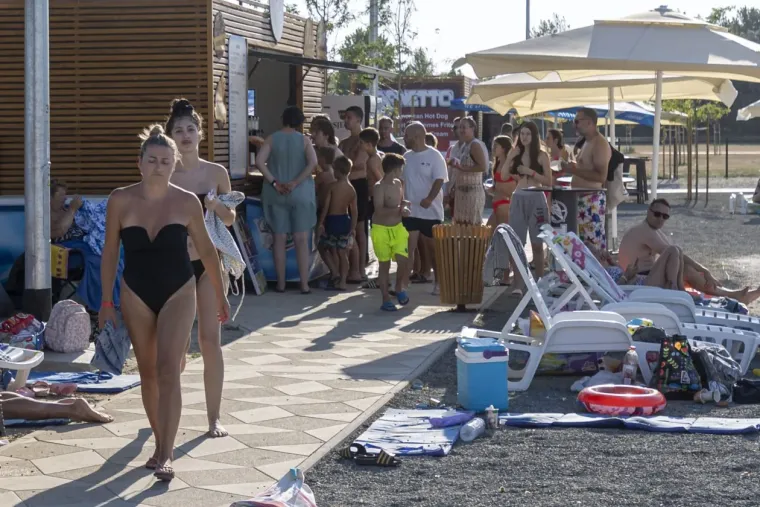 Jo&scaron; jedan vrući dan na Kopiki: Zgodne legice u bikinijima mamile poglede na svakom koraku