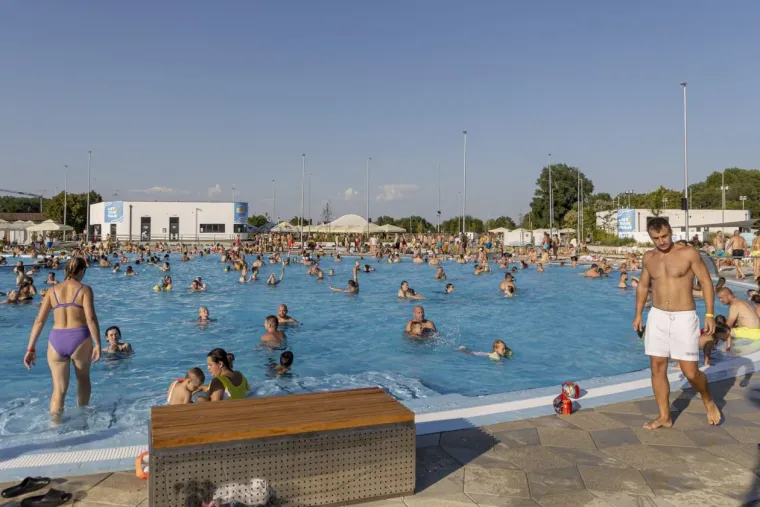 Jo&scaron; jedan vrući dan na Kopiki: Zgodne legice u bikinijima mamile poglede na svakom koraku