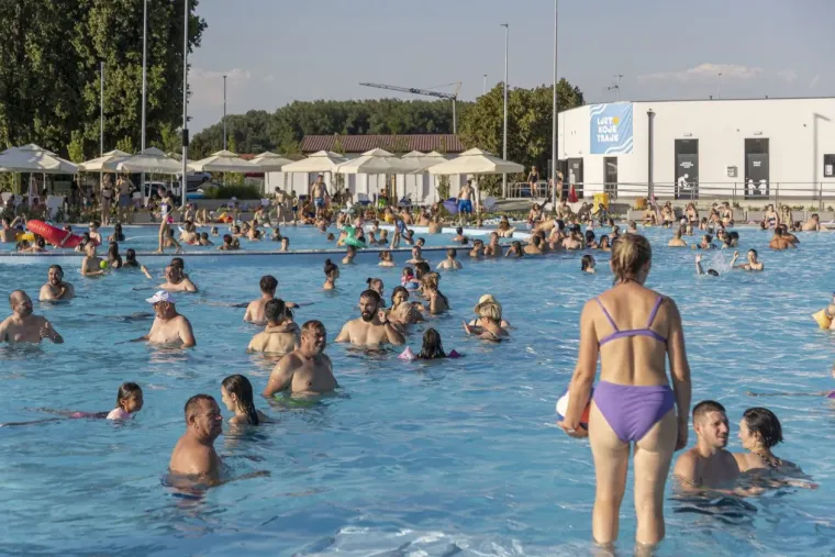 Jo&scaron; jedan vrući dan na Kopiki: Zgodne legice u bikinijima mamile poglede na svakom koraku