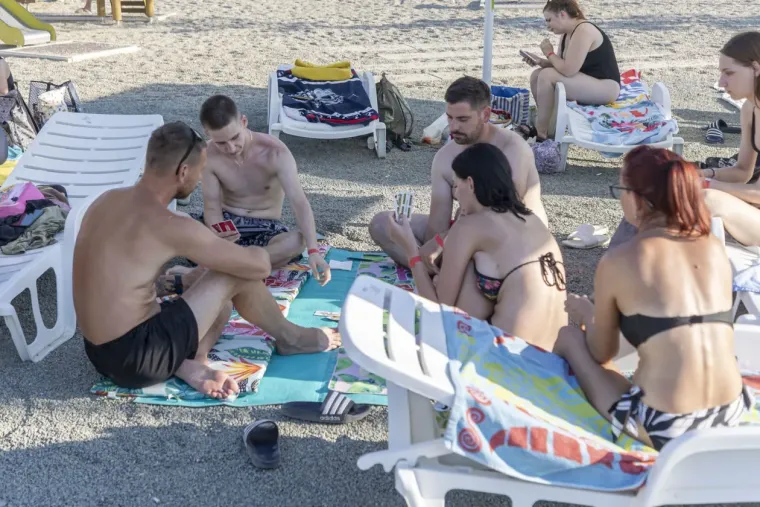 Jo&scaron; jedan vrući dan na Kopiki: Zgodne legice u bikinijima mamile poglede na svakom koraku