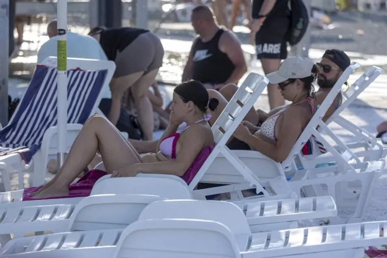 Jo&scaron; jedan vrući dan na Kopiki: Zgodne legice u bikinijima mamile poglede na svakom koraku