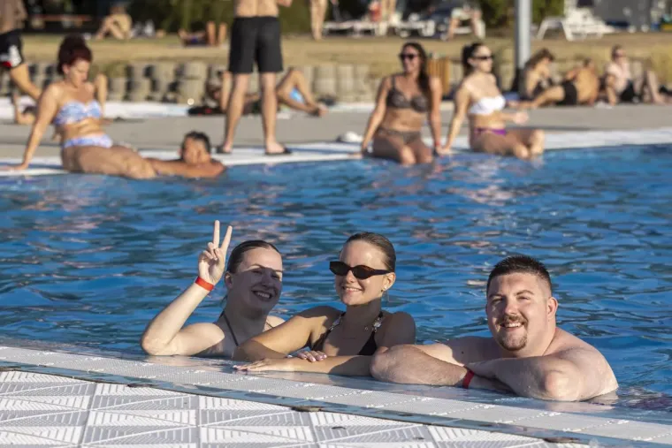 Jo&scaron; jedan vrući dan na Kopiki: Zgodne legice u bikinijima mamile poglede na svakom koraku