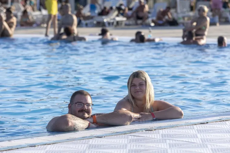 Jo&scaron; jedan vrući dan na Kopiki: Zgodne legice u bikinijima mamile poglede na svakom koraku