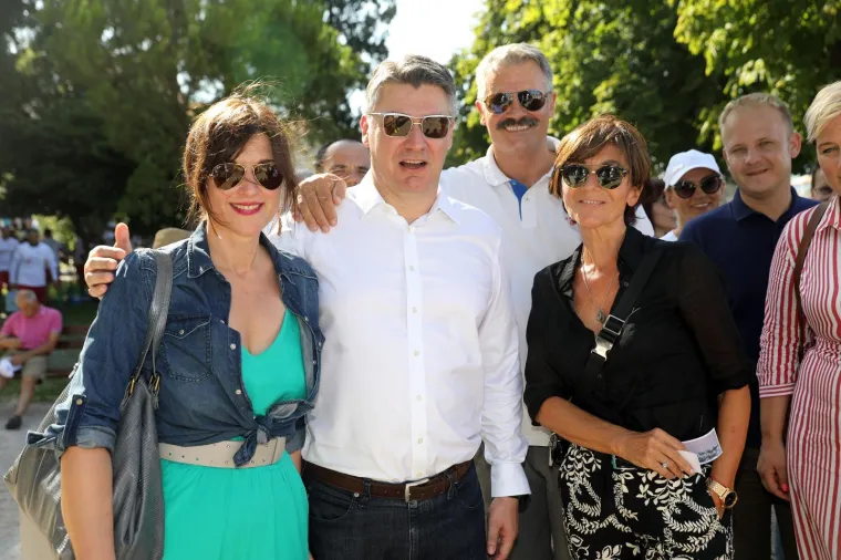 Veliki &scaron;e&scaron;iri, upečatljive haljine i elegancija: Ovo su najbolja ljetna izdanja Sanje Milanović
