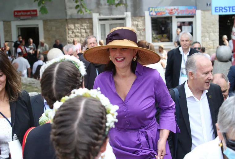Veliki &scaron;e&scaron;iri, upečatljive haljine i elegancija: Ovo su najbolja ljetna izdanja Sanje Milanović